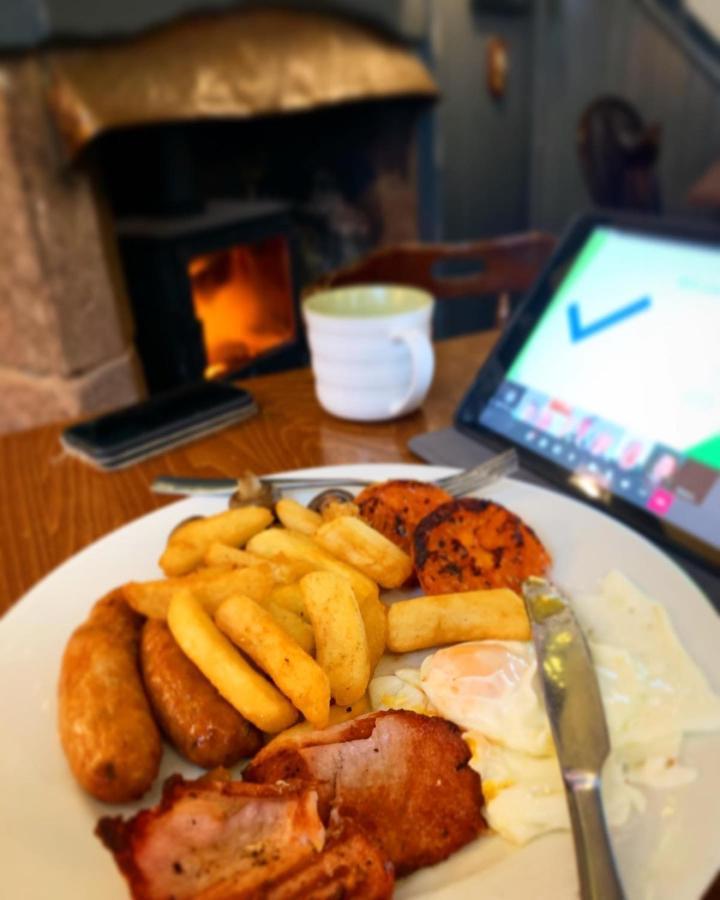 The Coach And Horses Inn Chepstow Extérieur photo