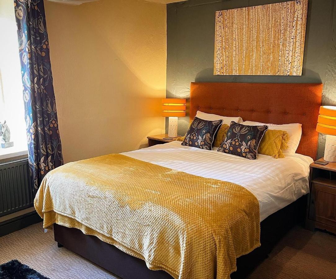 The Coach And Horses Inn Chepstow Extérieur photo