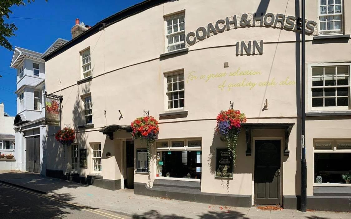The Coach And Horses Inn Chepstow Extérieur photo